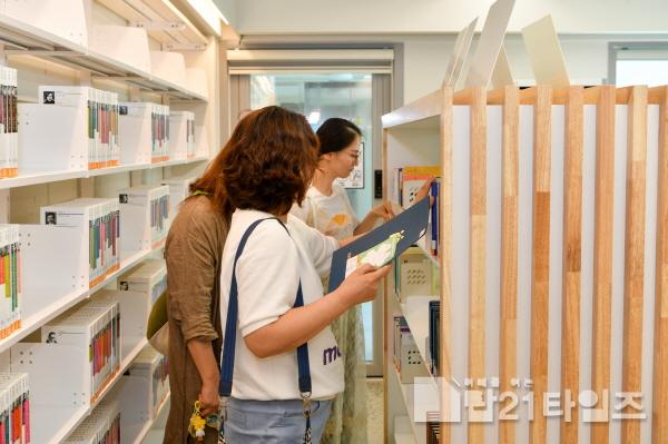 [크기변환]영주-1-3 시민들이 영주하망도서관에서 도서를 열람하고 있다.jpg