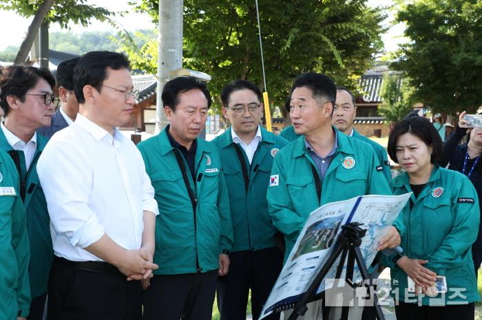 [크기변환]0812 권기창 안동시장, 김형동 국회의원과 안동댐 녹조발생현장 방문 (1).JPG