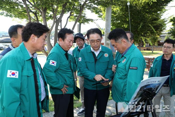 [크기변환]0812 권기창 안동시장, 김형동 국회의원과 안동댐 녹조발생현장 방문 (2).JPG